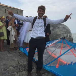 MARIAGE FORT LOUVOIS LE PETIT FRERE SOULAGÉ APRÈS L’ARRIVÉE DES MARIÉS EN PLANCHE A VOILE