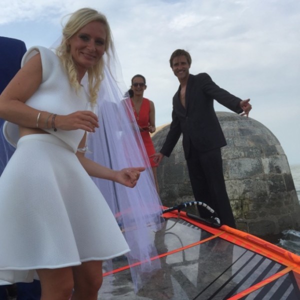 MARIAGE AU FORT LOUVOIS ARRIVÉE EN PLANCHE A VOILE