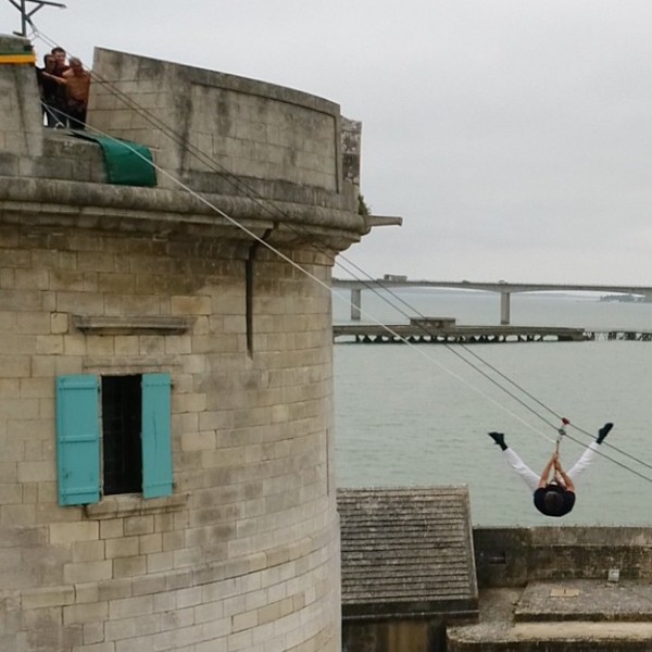TEAM BUILDING BATI-NANTES FIGURE SUR TYROLIENNE